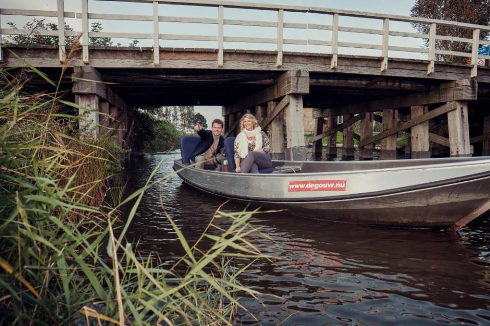 fluisterbootje onder een houten brug